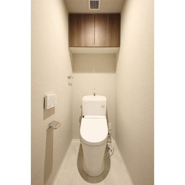 トイレ　落ち着いた色調のトイレです