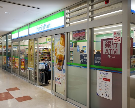 コンビニ　ファミリーマートニューピア竹芝店（コンビニ）まで118m