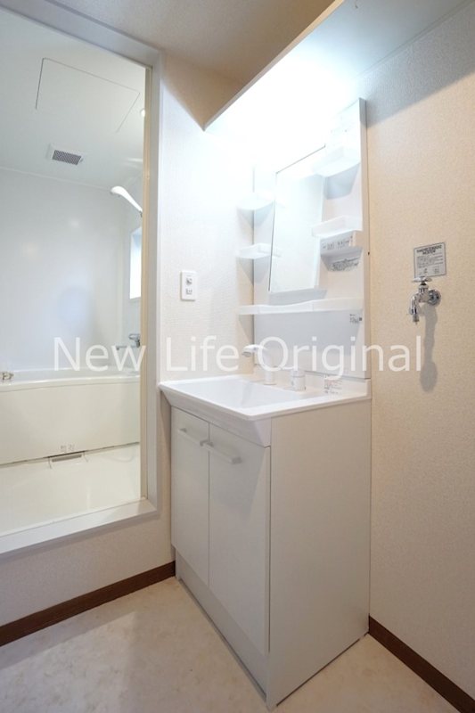 洗面設備　シャワー付き洗面台で朝の支度も楽にできます☆