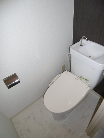 トイレ　温水洗浄便座付き