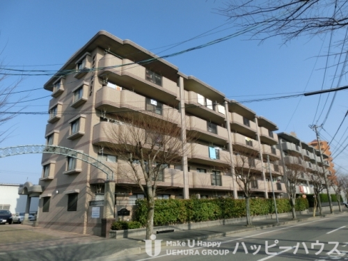 建物外観　豪華な作りの鉄筋コンクリート造マンションです。日当たりが良い