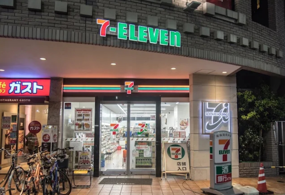 コンビニ　セブンイレブン北千住駅東口店（コンビニ）まで230m