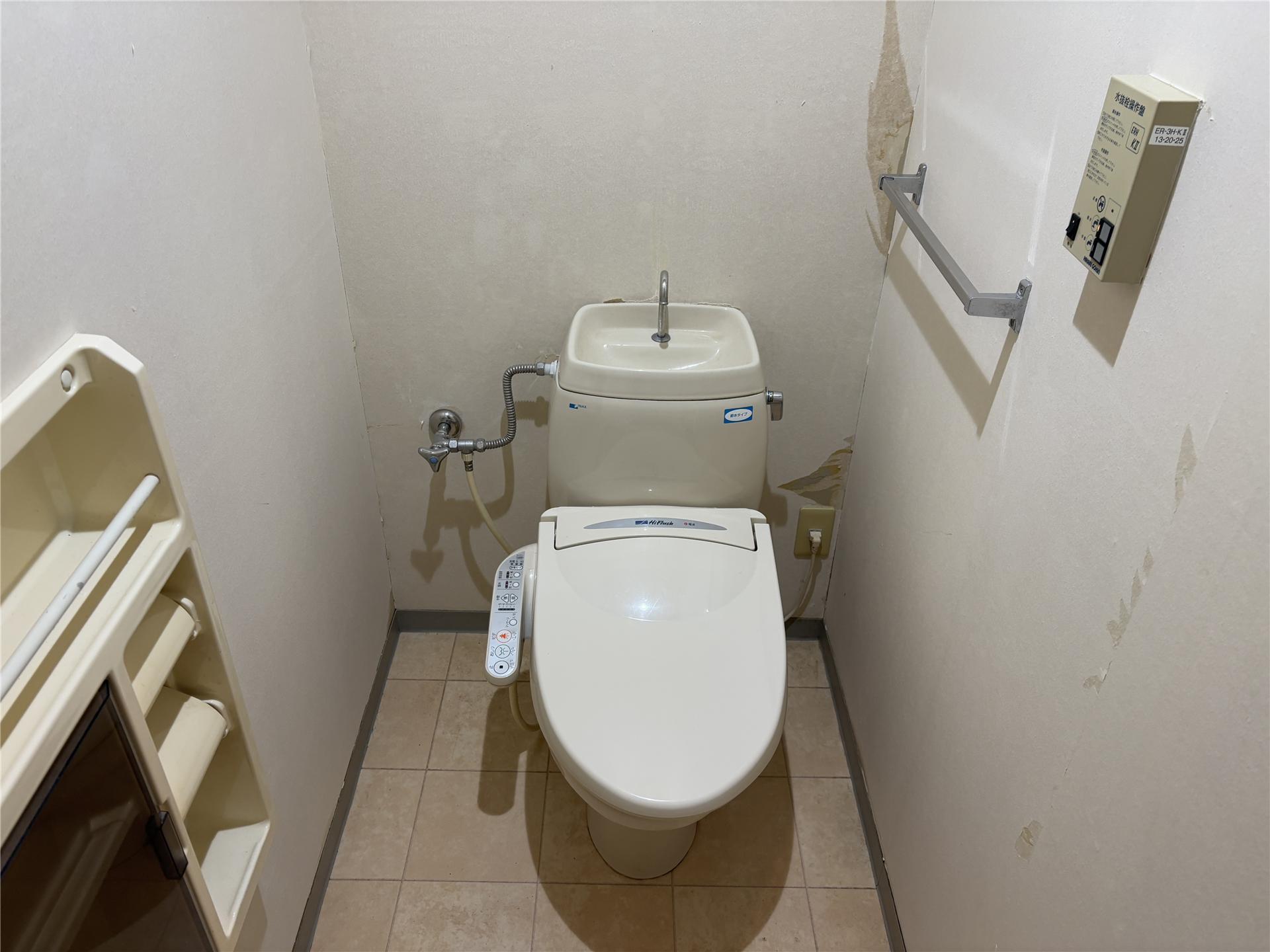 トイレ　温水洗浄便座付きのトイレです