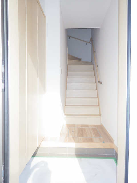 玄関　202号室写真※実際は反転タイプです。