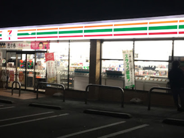 コンビニ　セブンイレブン多摩諏訪越通り店（コンビニ）まで311m