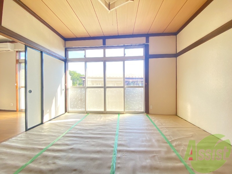 その他部屋・スペース　お隣の和室です。こちら寝室にいかがですか。陽も入ってきます。