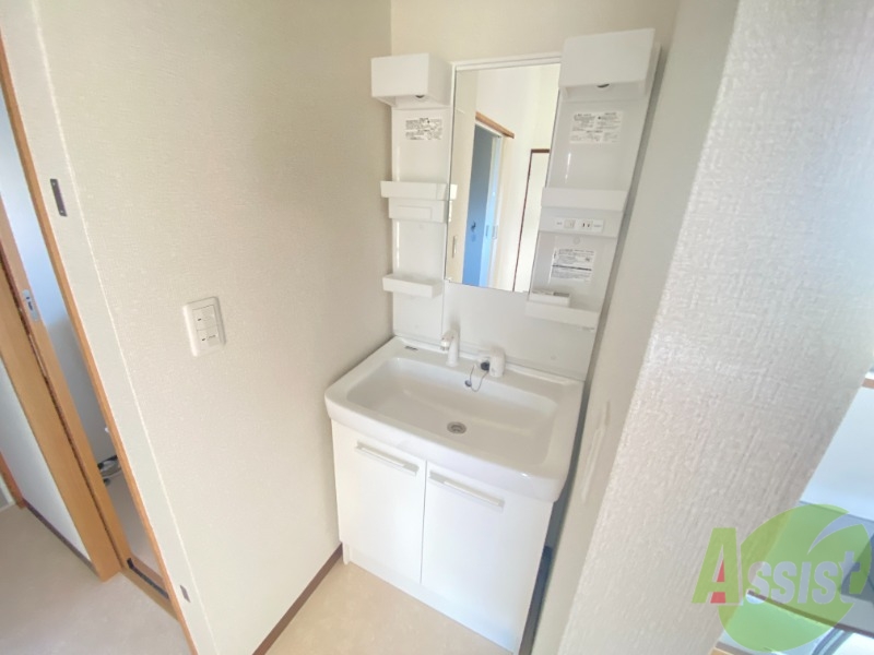 洗面設備　小物を収納出来るスペースがたっぷりの独立洗面台です。