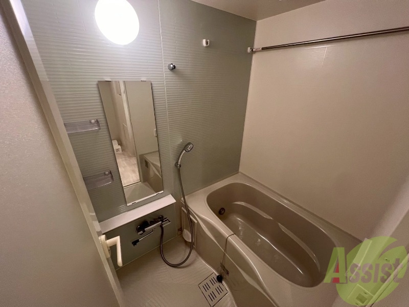 バス・シャワールーム　お風呂はゆったりと入るには充分な広さです。