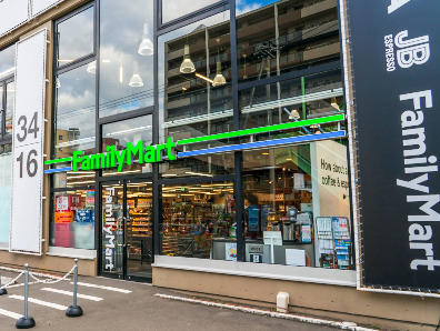 コンビニ　ファミリーマート 地下鉄新道東駅前店（コンビニ）まで303m