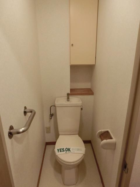 トイレ　棚が付いてます