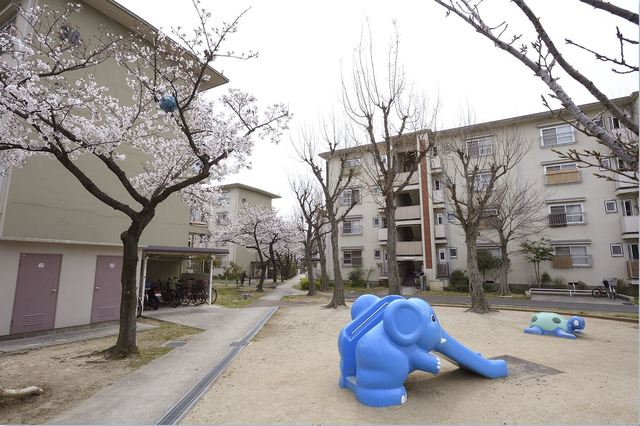 その他共有部分　かわいらしい動物の遊具があります。