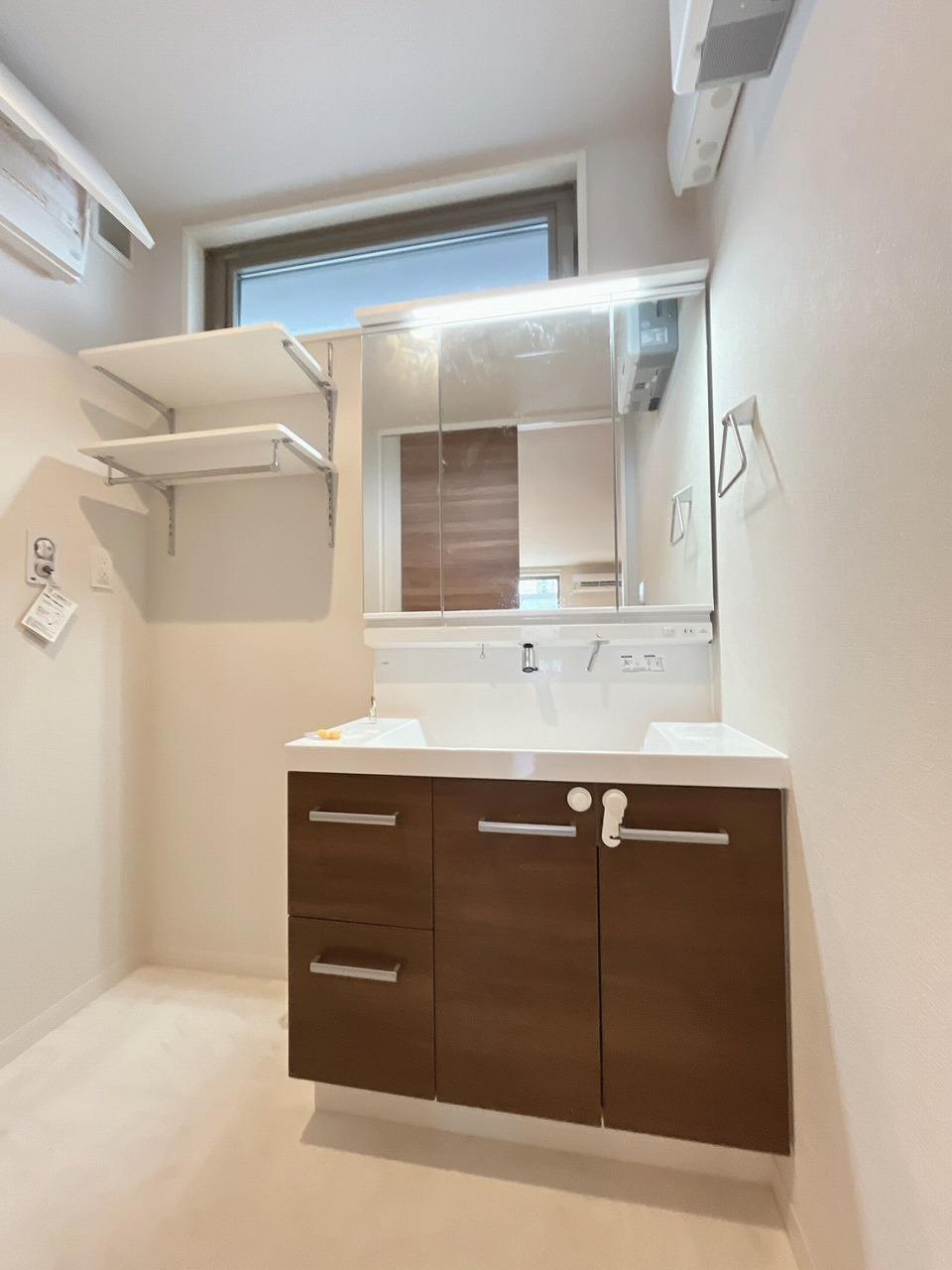 洗面設備　シャンプードレッサー＆洗濯機置き場