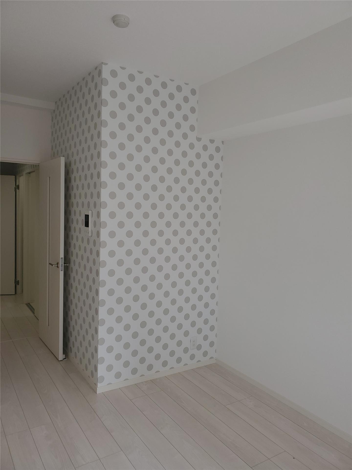 その他部屋・スペース　反転タイプの写真デザインクロスは（FE74428）です