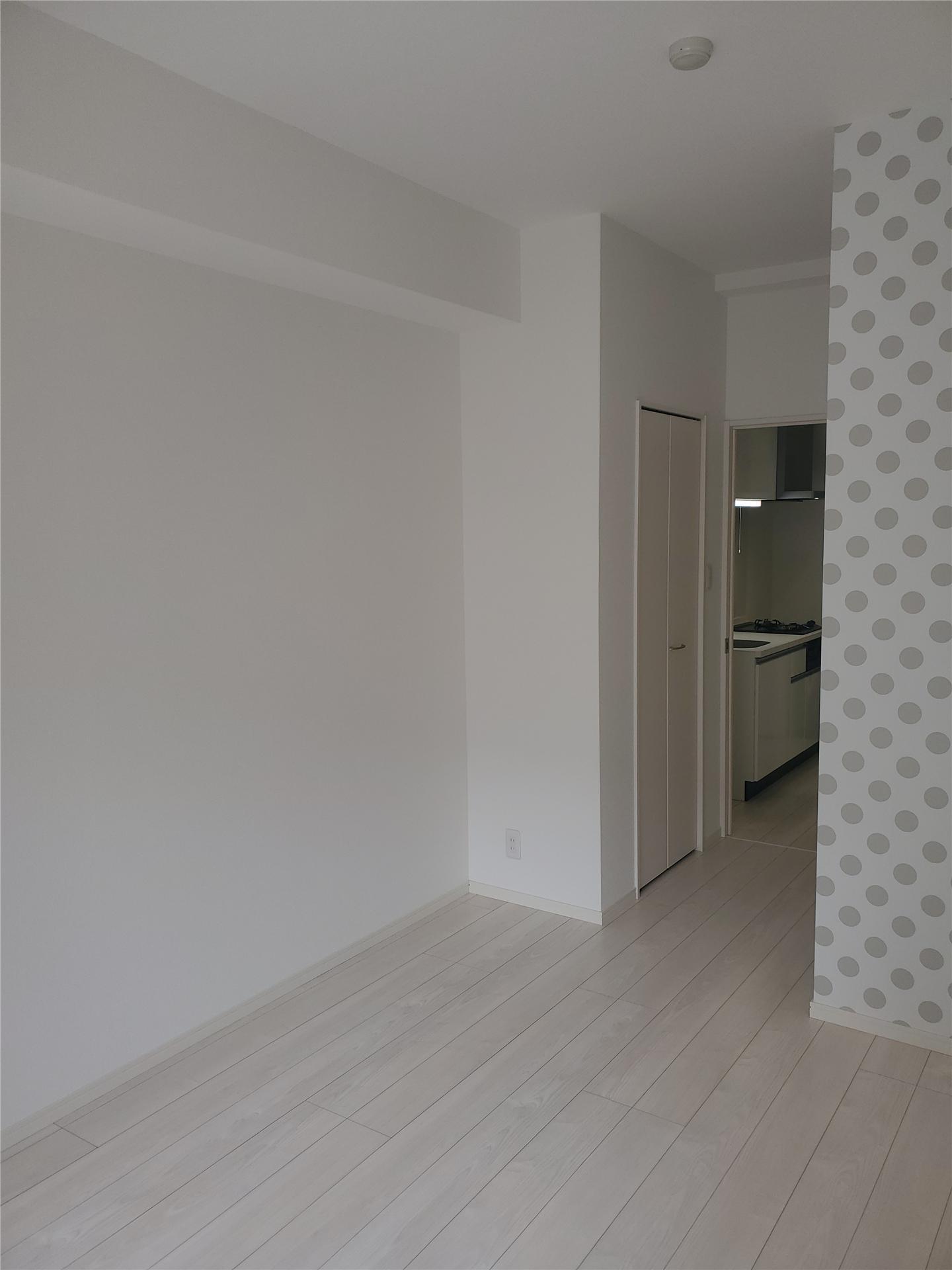 居室・リビング　反転タイプの写真デザインクロスは（FE74428）です