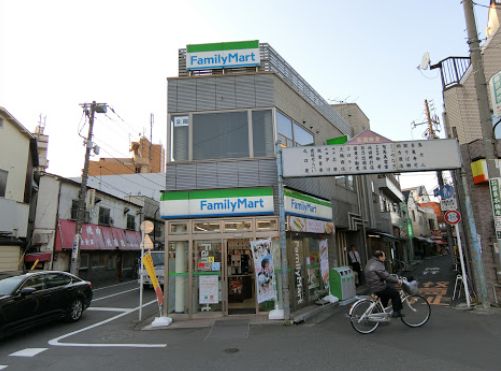 コンビニ　ファミリーマート鐘ヶ淵駅前店（コンビニ）まで484m