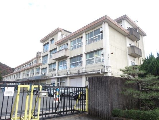 小学校　岐阜市立岩野田北小学校（小学校）まで550m