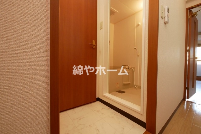 洗面設備　明るい洗面所です