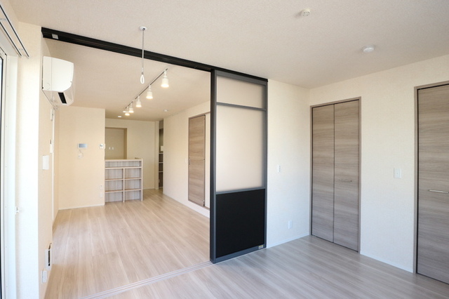 居室・リビング　洋室からリビング