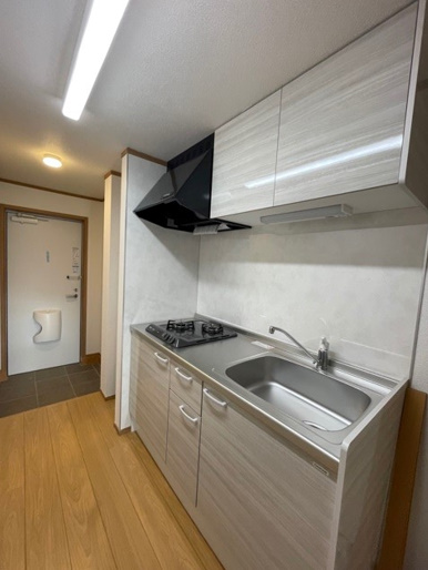 キッチン　キッチン小物の収納に便利な吊り戸棚付