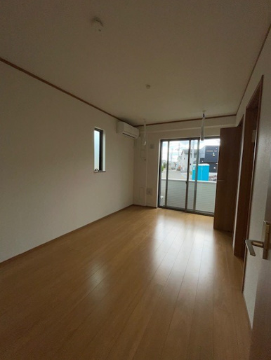 居室・リビング　太陽の光が差し込む明るいリビング