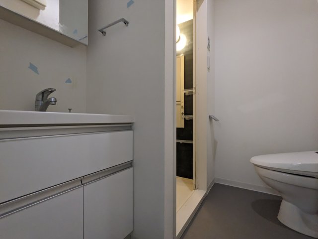 洗面設備　独立洗面化粧台が付いています