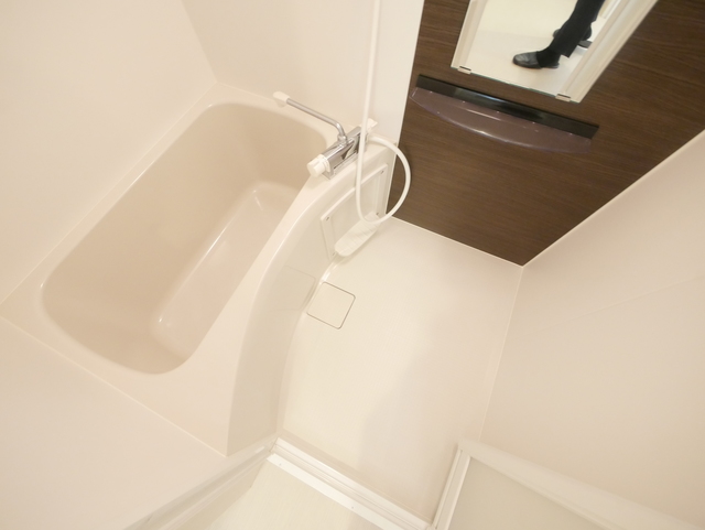 バス・シャワールーム　★鏡付の清潔感のあるバスルームです★