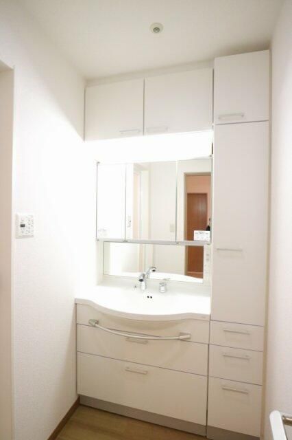 洗面設備　スペースが確保できる洗面所です