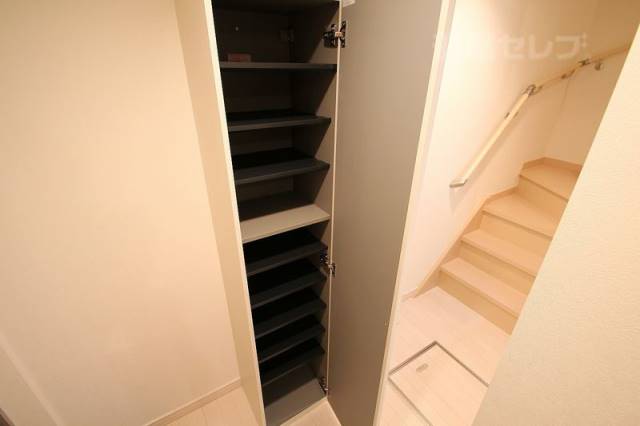 玄関　写真はモデルルームまたは同タイプ物件になります。