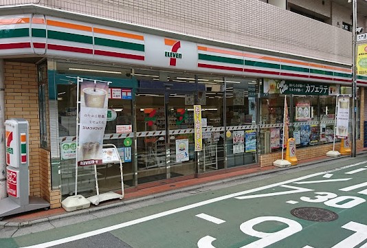 コンビニ　セブンイレブン（コンビニ）まで527m