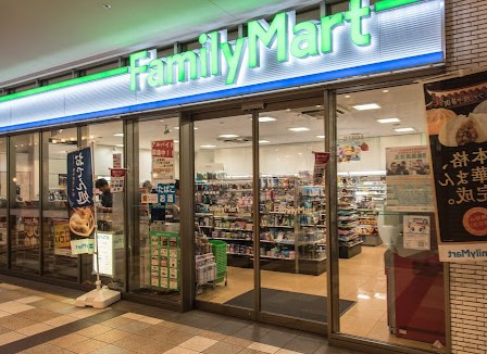 コンビニ　ファミリーマートアワーズイン阪急ツイン館店（コンビニ）まで164m