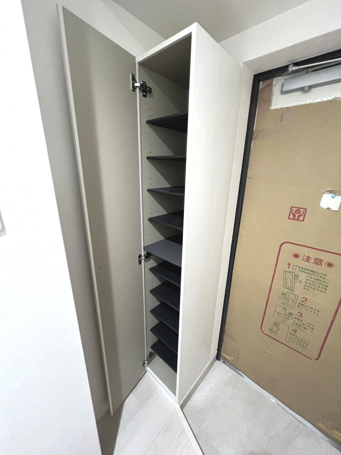 玄関　205号室のお写真です。