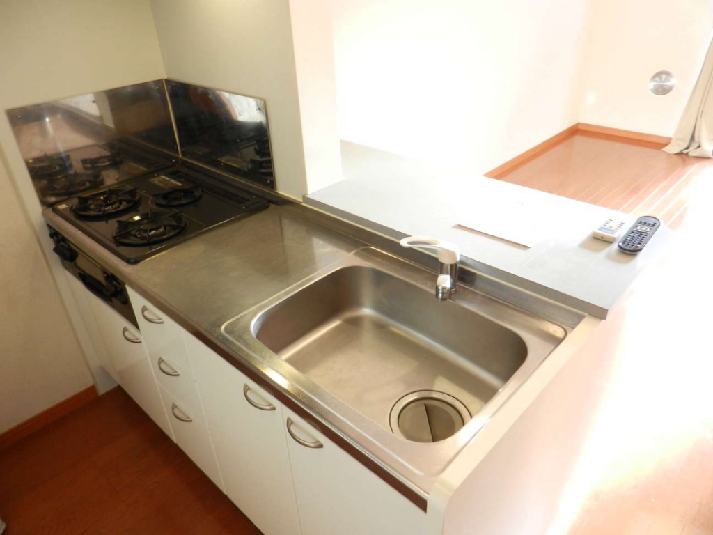 キッチン　広々キッチン、収納キャビネットもたっぷり！