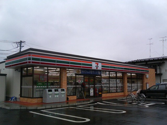 コンビニ　セブンイレブン四日市東インター店（コンビニ）まで933m