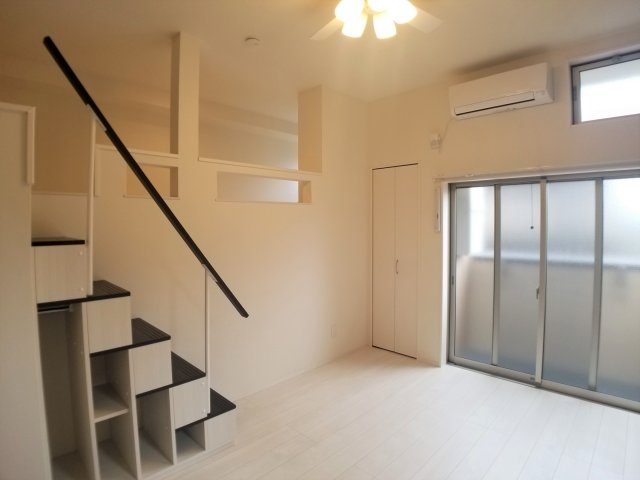 その他設備　手すり付きの階段で昇り降りも安心※同シリーズ物件の写真になり