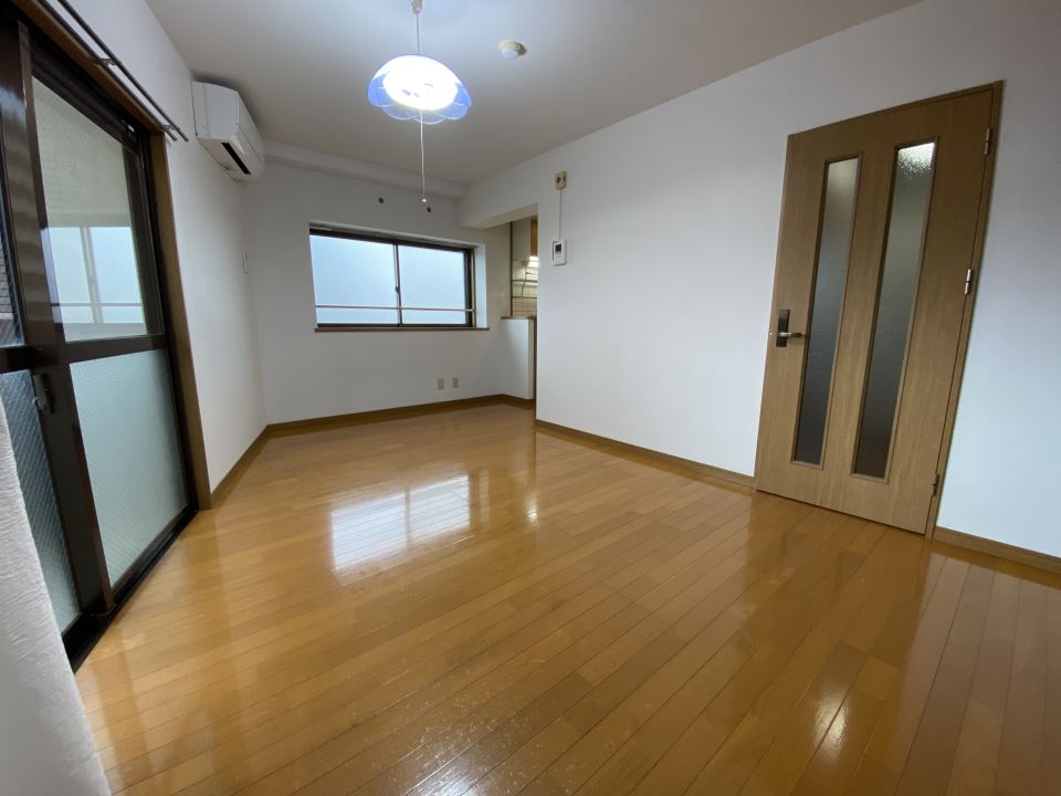 居室・リビング　１１．２畳の洋室です