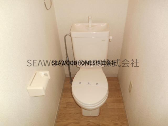 トイレ　ほっと落ち着ける、白基調のクリーンな空間。