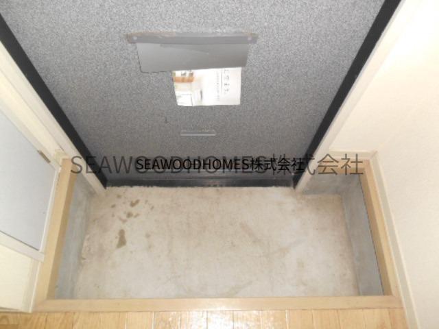 玄関　ドアを開ければ、明るく清潔な空間がお出迎え。