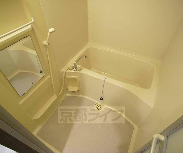 バス・シャワールーム　シャワー、鏡付の便利なお風呂です。