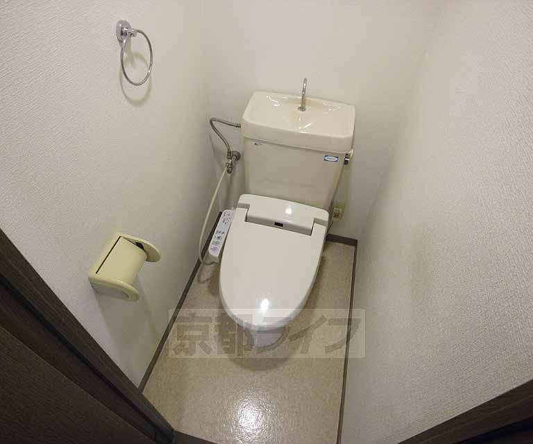 トイレ　嬉しいウォシュレット付です。