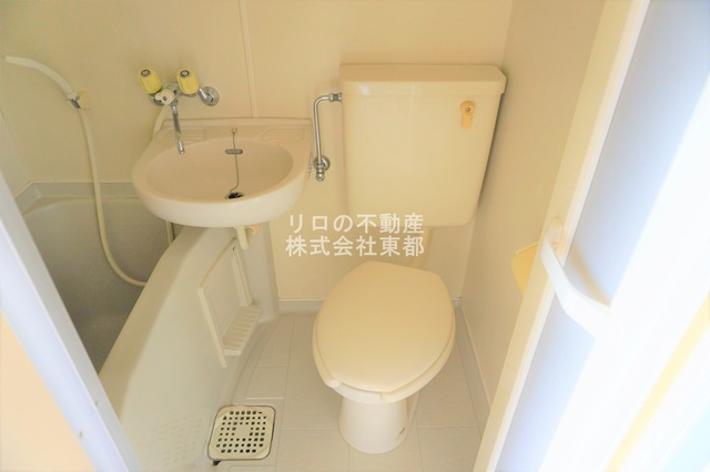 トイレ　白を基調とした空間で清潔感のあるトイレです♪