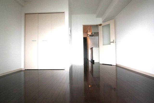 居室・リビング　8帖弱の洋室です