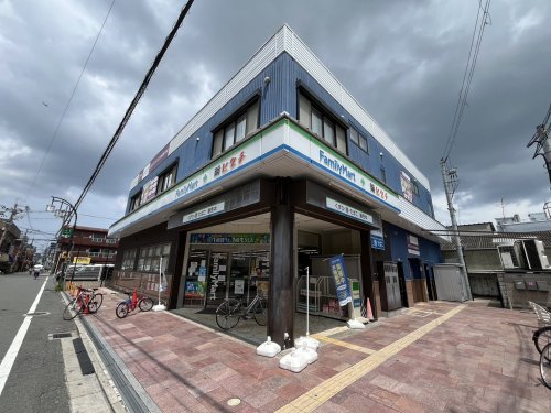 コンビニ　ファミリーマート 薬ヒグチ岩田南店（コンビニ）まで181m