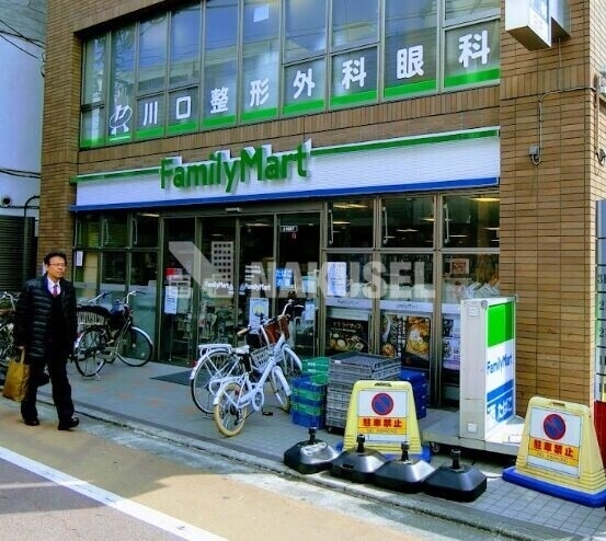 コンビニ　ファミリーマート学芸大学駅西店（コンビニ）まで411m