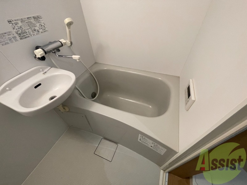 バス・シャワールーム　お風呂は広々でキレイです。ゆっくり浸かれます。