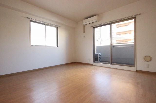 居室・リビング　同物件別号室のものです。