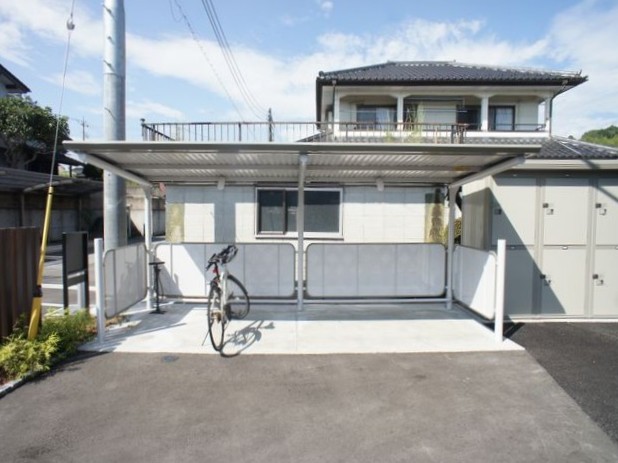 その他共有部分　屋根付きの駐輪場があります♪