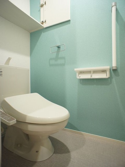 トイレ　温水洗浄暖房便座機能付きです♪