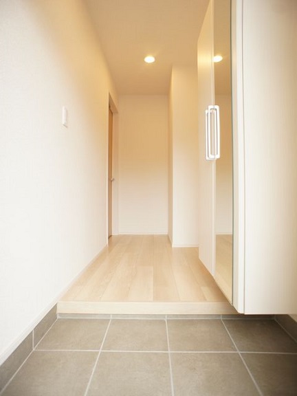 玄関　1階玄関！たくさん収納できるシューズボックスが付いています♪