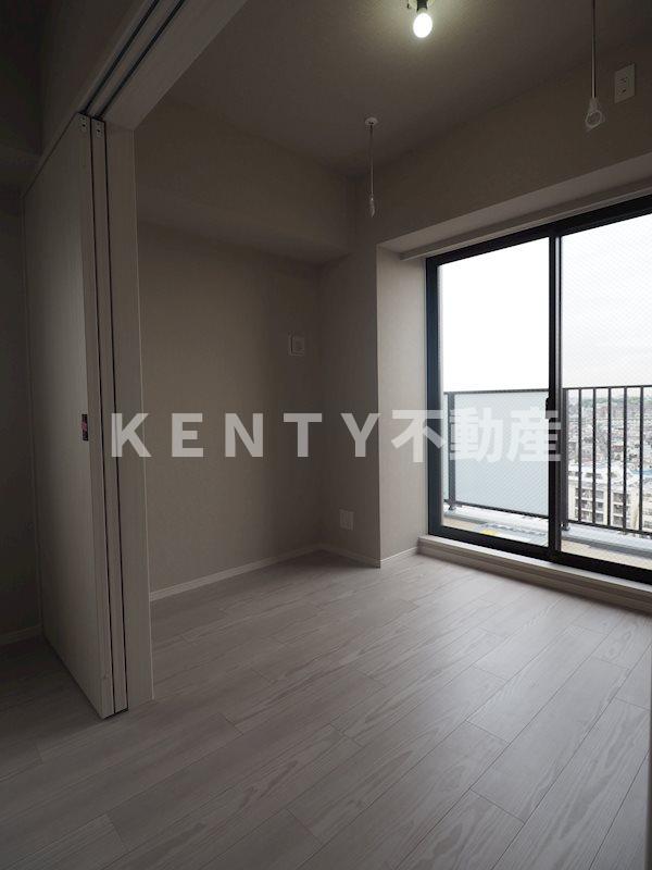 その他部屋・スペース　落ち着いた色調の寝室です