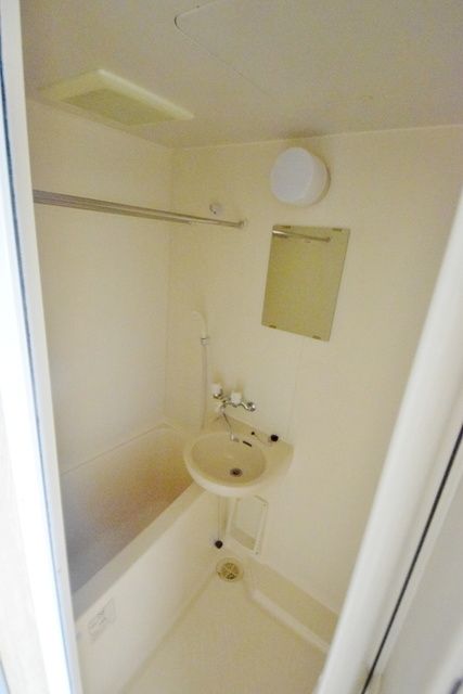 バス・シャワールーム　お問合せはタウンハウジング迄